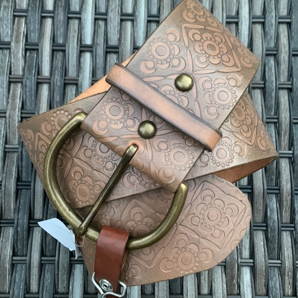 Gap Wide Light Brown Tooled Leather Belt w/ Brass Buckle